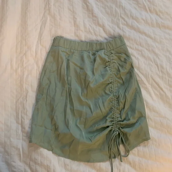 Green Ruched Mini Skirt - Picture 2 of 3